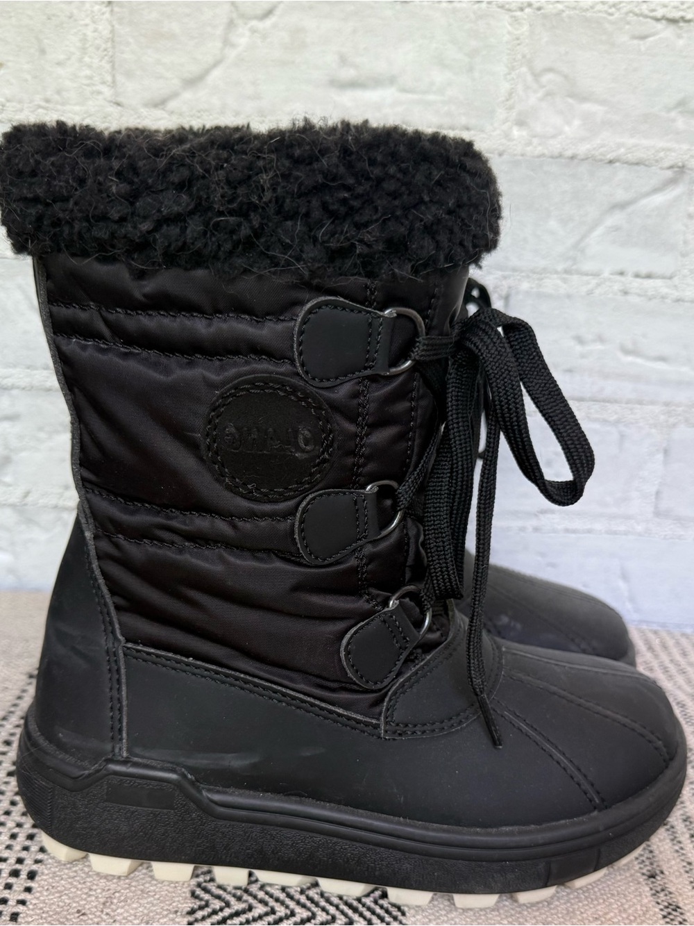 Women's Black Lace-Up Winter Boots with ice grip olang